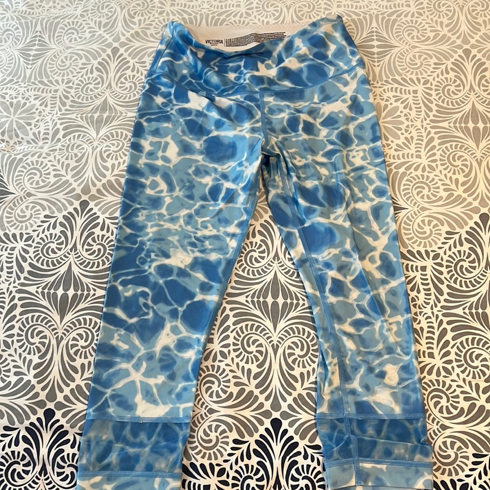 Victoria’s Secret sport - blue and white 3/4 length leggings - size medium